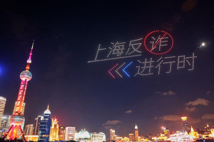 民警蜀黍也玩跨界？“法制夜市”上演反诈“脱口秀”！